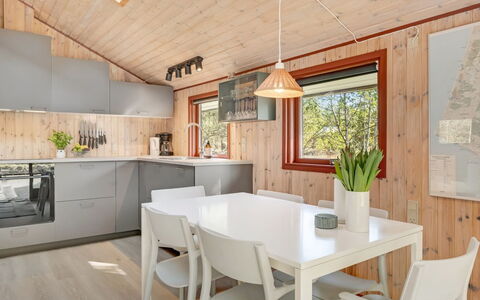 Regine - 1.1Km to the Fjord: Meubilair, Buitenmeubels, Tableware, Tafel, Drinkware, Stoel, Buitentafel, Voedsel, Fles
