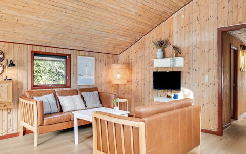Regine - 1.1Km to the Fjord: Meubilair, Buitenmeubels, Tableware, Tafel, Drinkware, Stoel, Buitentafel, Voedsel, Fles
