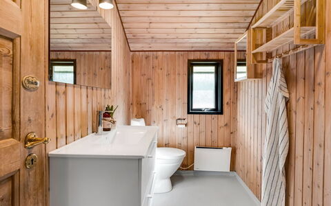 Regine - 1.1Km to the Fjord: Meubilair, Buitenmeubels, Tableware, Tafel, Drinkware, Stoel, Buitentafel, Voedsel, Fles