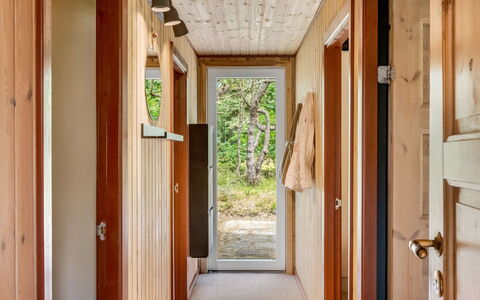 Regine - 1.1Km to the Fjord: Hout, Flooring, Verdieping, Beits, Plafond, Hardwood, Deur, Multiplex, Plank, Vernis