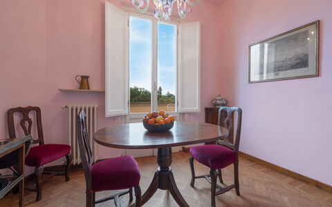 Orto Botanico Apartment With Terrace And Dome View: Tafel, Meubilair, Eigendom, Stoel, Fotolijst, Fabriek, Hout, Interieur Ontwerp, Verlichting, Kamerplant