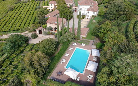 Il Vigneto, Verona, Pool, Wifi: Plantage, Landgoed, Vogelperspectief, Tuin, Landbouw, Landscaping, Hacienda, Eco Hotel, Villa, Luchtfotografie