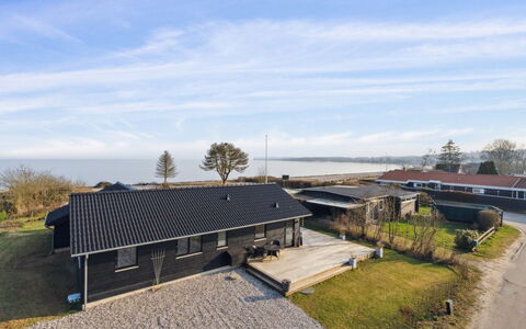 Viveke - 10M from the Sea: Hout, Huis, Veranda, Dek, Hardwood, Dak, Beits, Houten Vloer, Eco Hotel