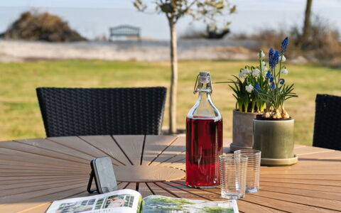 Viveke - 10M from the Sea: Hout, Huis, Veranda, Dek, Hardwood, Dak, Beits, Houten Vloer, Eco Hotel