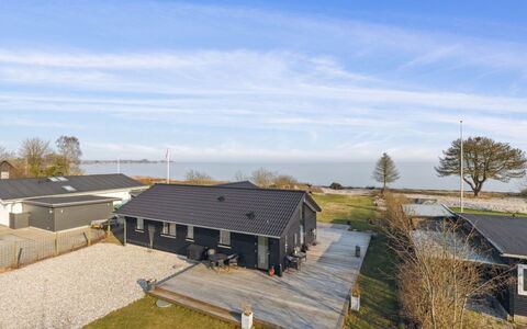 Viveke - 10M from the Sea: Hout, Huis, Veranda, Dek, Hardwood, Dak, Beits, Houten Vloer, Eco Hotel