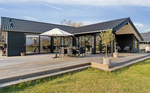 Viveke - 10M from the Sea: Hout, Huis, Veranda, Dek, Hardwood, Dak, Beits, Houten Vloer, Eco Hotel
