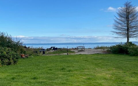 Viveke - 10M from the Sea: Hout, Huis, Veranda, Dek, Hardwood, Dak, Beits, Houten Vloer, Eco Hotel