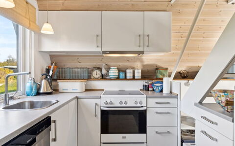Edgar - 300M from the Sea: Keuken, Toestel Van De Keuken, Countertop, Major Appliance, Flooring, Meubilair, Interieur Ontwerp, Hout, Cabinetry, Huishoudapparatuur