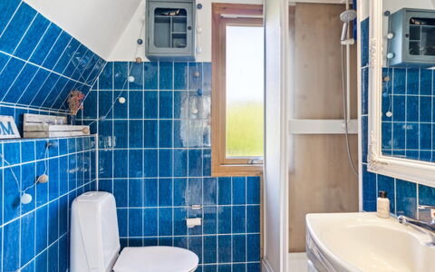 Edgar - 300M from the Sea: Blauw, Loodgieterswerkinrichting, Flooring, Verdieping, Badkamer, Interieur Ontwerp, Wc Bril, Toilet, Loodgieter, Tegel