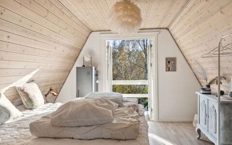 Edgar - 300M from the Sea: Meubilair, Interieur Ontwerp, Slaapkamer, Hout, Plafond, Flooring, Bed, Verdieping, Verlichting, Kamer
