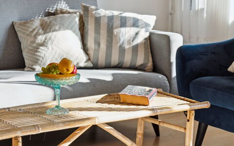 Edgar - 300M from the Sea: Meubilair, Bankstel, Kussen, Interieur Ontwerp, Woonkamer, Kussen Gooien, Flooring, Textiel, Hoofdkussen, Verdieping