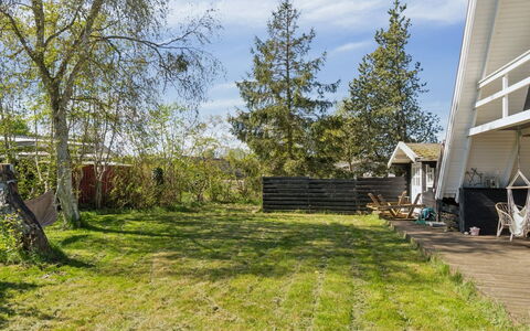 Edgar - 300M from the Sea: Struik, Land Lot, Tuin, Huis, Gazon, Backyard, Verblijf, Werf, Schaduw
