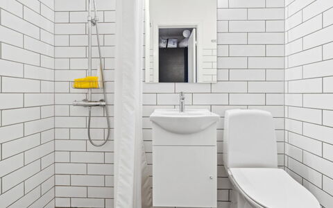 Answald - 6Km from the Sea: Wc Bril, Muur, Badkamer, Flooring, Toilet, Loodgieterswerkinrichting, Interieur Ontwerp, Verdieping, Loodgieter, Tegel
