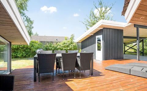 Estella - 900M from the Sea: Meubilair, Interieur Ontwerp, Flooring, Verdieping, Plafond, Kamer, Stoel, Tafel, Appartement, Keuken En Eettafel