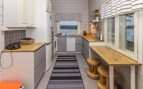Onnimanni: Hout, Flooring, Keuken, Interieur Ontwerp, Major Appliance, Toestel Van De Keuken, Plafond, Verdieping, Countertop, Kamer