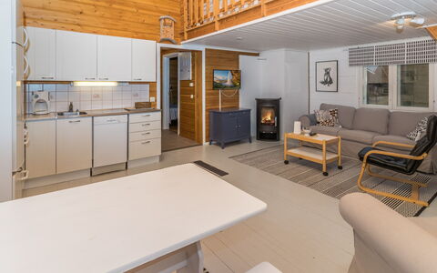 Onnimanni: Hout, Interieur Ontwerp, Plafond, Verdieping, Meubilair, Flooring, Kamer, Bankstel, Keuken, Woonkamer