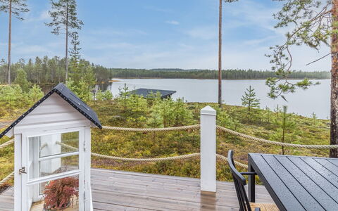 Onnimanni: Veranda, Dek, Siding, Hardwood, Werf, Bloempot, Plank, Outdoor Structuur, Kamerplant, Houten Vloer