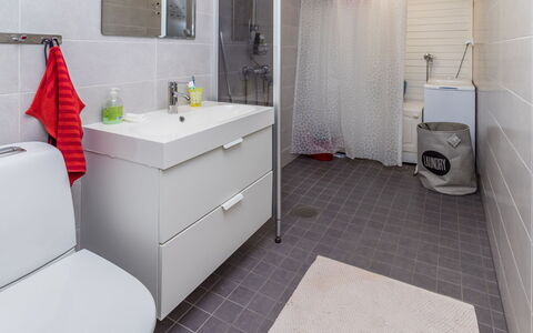 Onnimanni: Flooring, Loodgieterswerkinrichting, Verdieping, Badkamer, Interieur Ontwerp, Badkamerkast, Toilet, Wc Bril, Wastafel, Loodgieter