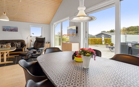 Lio - 200M from the Sea: Meubilair, Interieur Ontwerp, Flooring, Verdieping, Plafond, Kamer, Stoel, Tafel, Appartement, Keuken En Eettafel