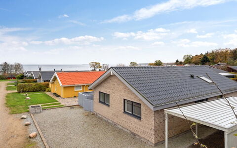 Lio - 200M from the Sea: Meubilair, Interieur Ontwerp, Flooring, Verdieping, Plafond, Kamer, Stoel, Tafel, Appartement, Keuken En Eettafel