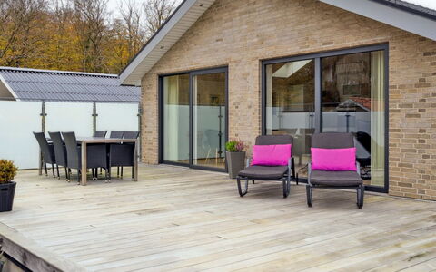 Lio - 200M from the Sea: Meubilair, Interieur Ontwerp, Flooring, Verdieping, Plafond, Kamer, Stoel, Tafel, Appartement, Keuken En Eettafel