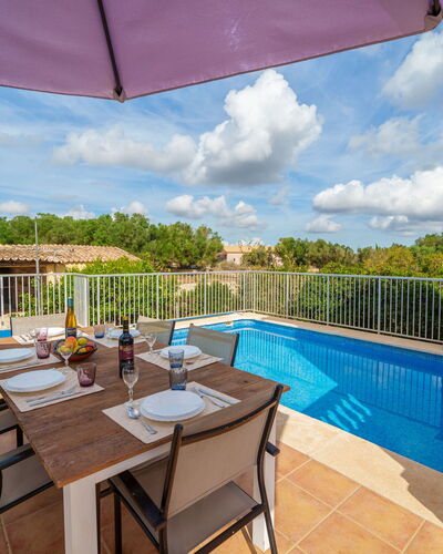 Campas: Lucht, Wolk, Tafel, Eigendom, Meubilair, Water, Azure, Zwembad, Blauw, Natuur