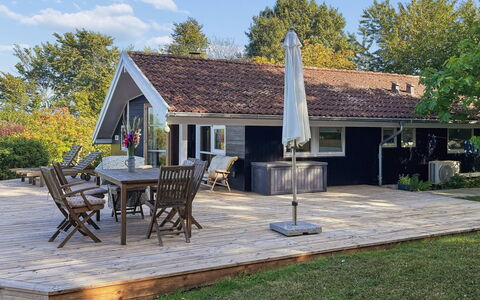 Ågot - 350M from the Sea: Meubilair, Interieur Ontwerp, Flooring, Verdieping, Plafond, Kamer, Stoel, Tafel, Appartement, Keuken En Eettafel