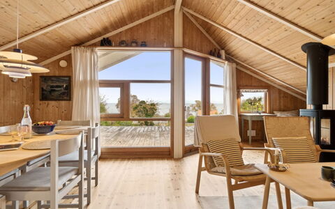 Ågot - 350M from the Sea: Meubilair, Interieur Ontwerp, Flooring, Verdieping, Plafond, Kamer, Stoel, Tafel, Appartement, Keuken En Eettafel
