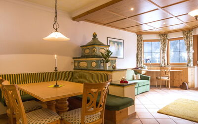 Sankt Anton am Arlberg 620: Tafel, Meubilair, Eigendom, Venster, Stoel, Hout, Interieur Ontwerp, Verlichting, Verdieping, Gebouw