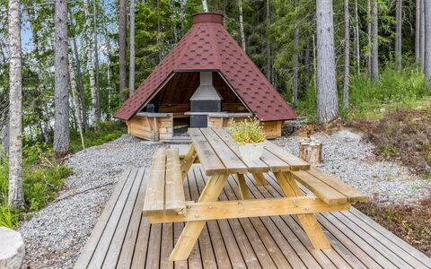 Sorolanniemi: Meubilair, Stoel, Buitenmeubels, Tafel, Hout, Buitentafel, Keuken En Eettafel, Schaduw, Tuin, Paraplu