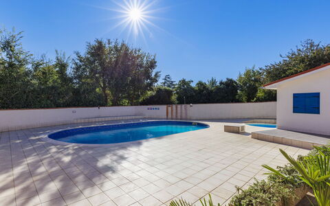 Buneta: Blauw, Samengesteld Materiaal, Zwembad, Schaduw, Beton, Landgoed, Landscaping, Tegel, Villa, Hacienda