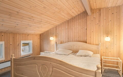 Enken - 450M from the Sea: Interieur Ontwerp, Flooring, Slaapkamer, Verdieping, Hout, Bed, Plafond, Meubilair, Kamer, Laken