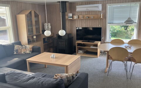 Enken - 450M from the Sea: Meubilair, Flooring, Interieur Ontwerp, Verdieping, Hout, Woonkamer, Bankstel, Kamer, Appartement, Plafond