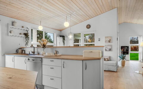 Maunu - from the Sea: Keuken, Countertop, Flooring, Interieur Ontwerp, Meubilair, Hout, Cabinetry, Plafond, Toestel Van De Keuken, Verdieping