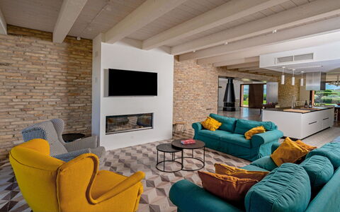 Relais Tenuta Santori: Meubilair, Bankstel, Eigendom, Comfort, Tafel, Hout, Interieur Ontwerp, Verlichting, Woonkamer, Architectuur