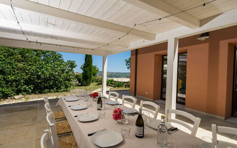 Relais Tenuta Santori: Fabriek, Eigendom, Meubilair, Tafel, Stoel, Tableware, Schaduw, Interieur Ontwerp, Gebouw, Hout