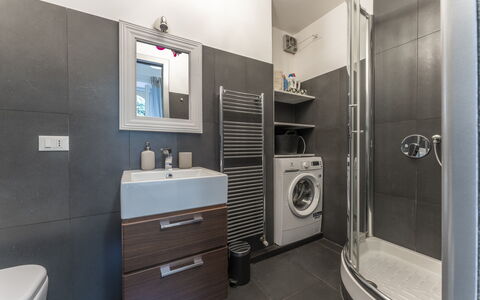 Casa con Accesso Privato al Mare, Parcheggio, Bogl: Flooring, Loodgieterswerkinrichting, Interieur Ontwerp, Verdieping, Badkamer, Badkamerkast, Wastafel, Toilet, Kraan, Loodgieter