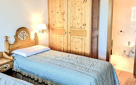 Les Renardeaux 5: Gebouw, Meubilair, Comfort, Cabinetry, Azure, Bed Frame, Hout, Textiel, Verlichting, Interieur Ontwerp