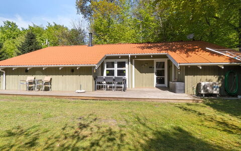 Teodosij - 500M from the Sea: Woongebied, Struik, Huis, Huis, Tuin, Landgoed, Schaduw, Landscaping, Gazon