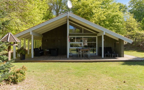 Teodosij - 500M from the Sea: Woongebied, Struik, Huis, Huis, Tuin, Landgoed, Schaduw, Landscaping, Gazon
