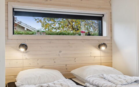 Ehmi - 750M from the Sea: Hout, Interieur Ontwerp, Plafond, Kamer, Slaapkamer, Beits, Hardwood, Bed, Linens, Bedding