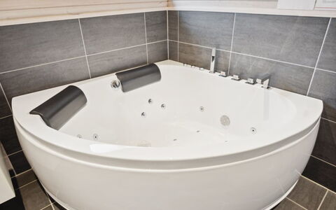 Ehmi - 750M from the Sea: Bad, Loodgieterswerkinrichting, Loodgieter, Samengesteld Materiaal, Badkamer, Jacuzzi, Ontwerp, Kraan