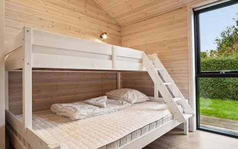 Ehmi - 750M from the Sea: Hout, Stapelbed, Verdieping, Plafond, Interieur Ontwerp, Flooring, Slaapkamer, Hardwood, Bed, Beits