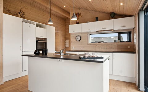 Ehmi - 750M from the Sea: Keuken, Countertop, Interieur Ontwerp, Flooring, Meubilair, Hout, Plafond, Toestel Van De Keuken, Cabinetry, Lichte Inrichting