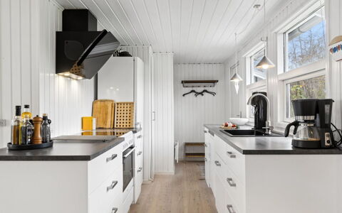 Jannike - 150M from the Sea: Hout, Huis, Veranda, Dek, Hardwood, Dak, Beits, Houten Vloer, Eco Hotel