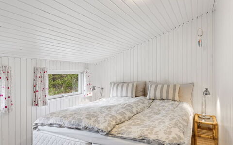 Jannike - 150M from the Sea: Hout, Huis, Veranda, Dek, Hardwood, Dak, Beits, Houten Vloer, Eco Hotel