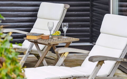 Jannike - 150M from the Sea: Hout, Huis, Veranda, Dek, Hardwood, Dak, Beits, Houten Vloer, Eco Hotel