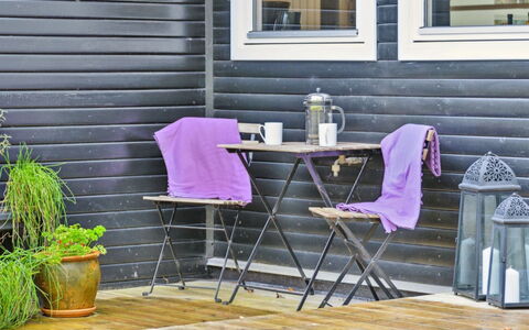 Jannike - 150M from the Sea: Hout, Huis, Veranda, Dek, Hardwood, Dak, Beits, Houten Vloer, Eco Hotel