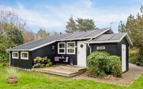 Jannike - 150M from the Sea: Hout, Huis, Veranda, Dek, Hardwood, Dak, Beits, Houten Vloer, Eco Hotel