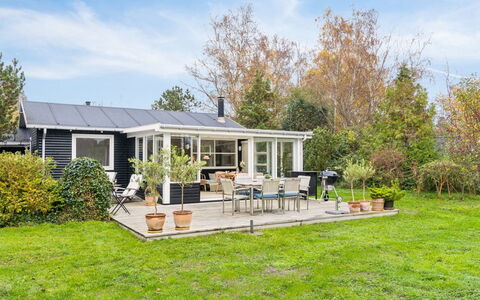 Jannike - 150M from the Sea: Hout, Huis, Veranda, Dek, Hardwood, Dak, Beits, Houten Vloer, Eco Hotel